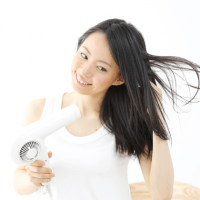 髪を乾かす女性