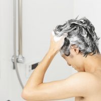 頭を洗う男性